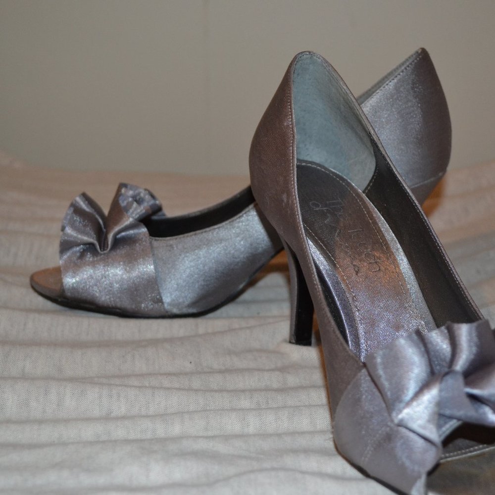 Nina Crystal Silver Satin Dress Pumps size 6